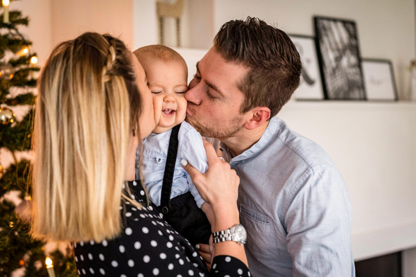 Alete betzebube fröhliche Familie vor dem Tannenbaum