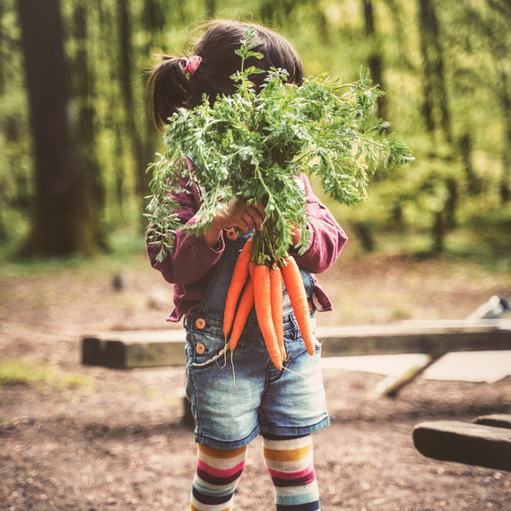 Mädchen mit Bund Karotten