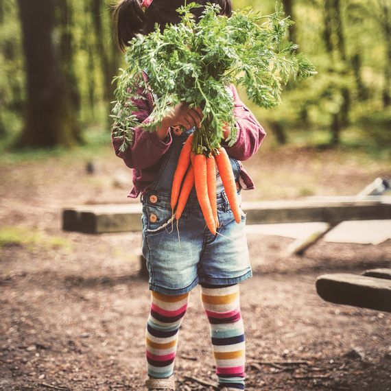Mädchen mit Bund Karotten