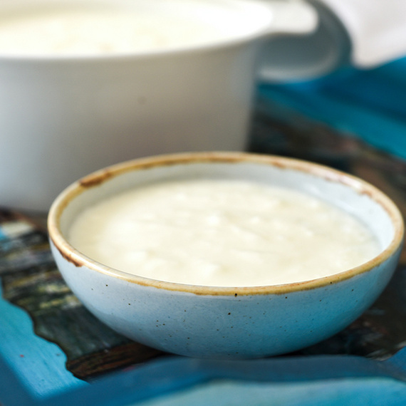 Schale mit Joghurt auf blauem Tuch