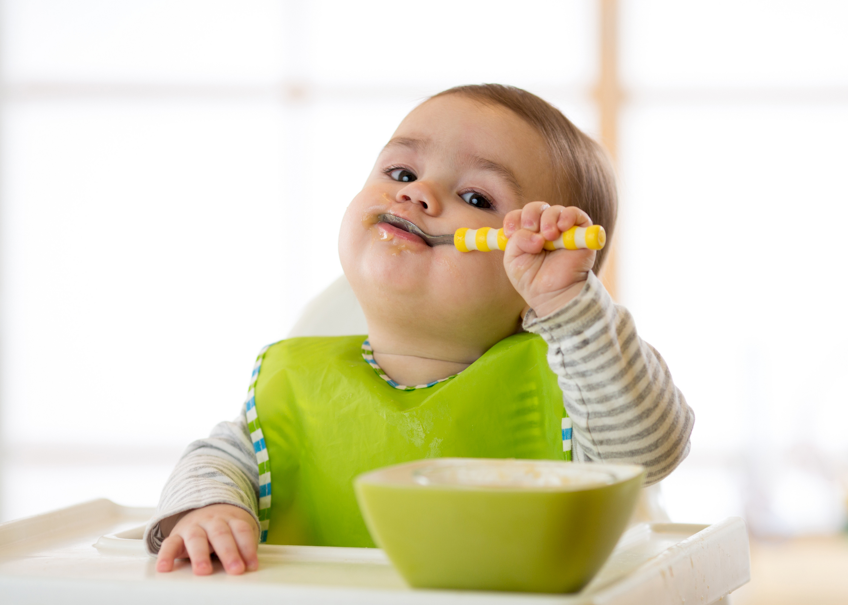 Alete Baby isst selbstständig Brei
