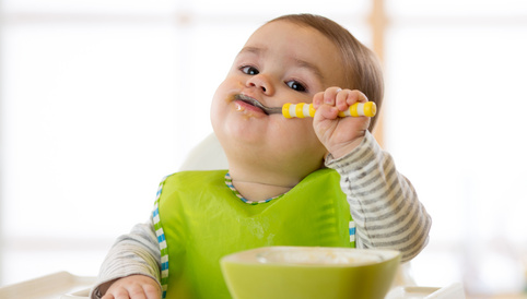 Alete Baby isst selbstständig Brei