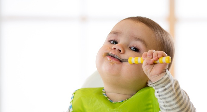 Alete Baby isst selbstständig Brei