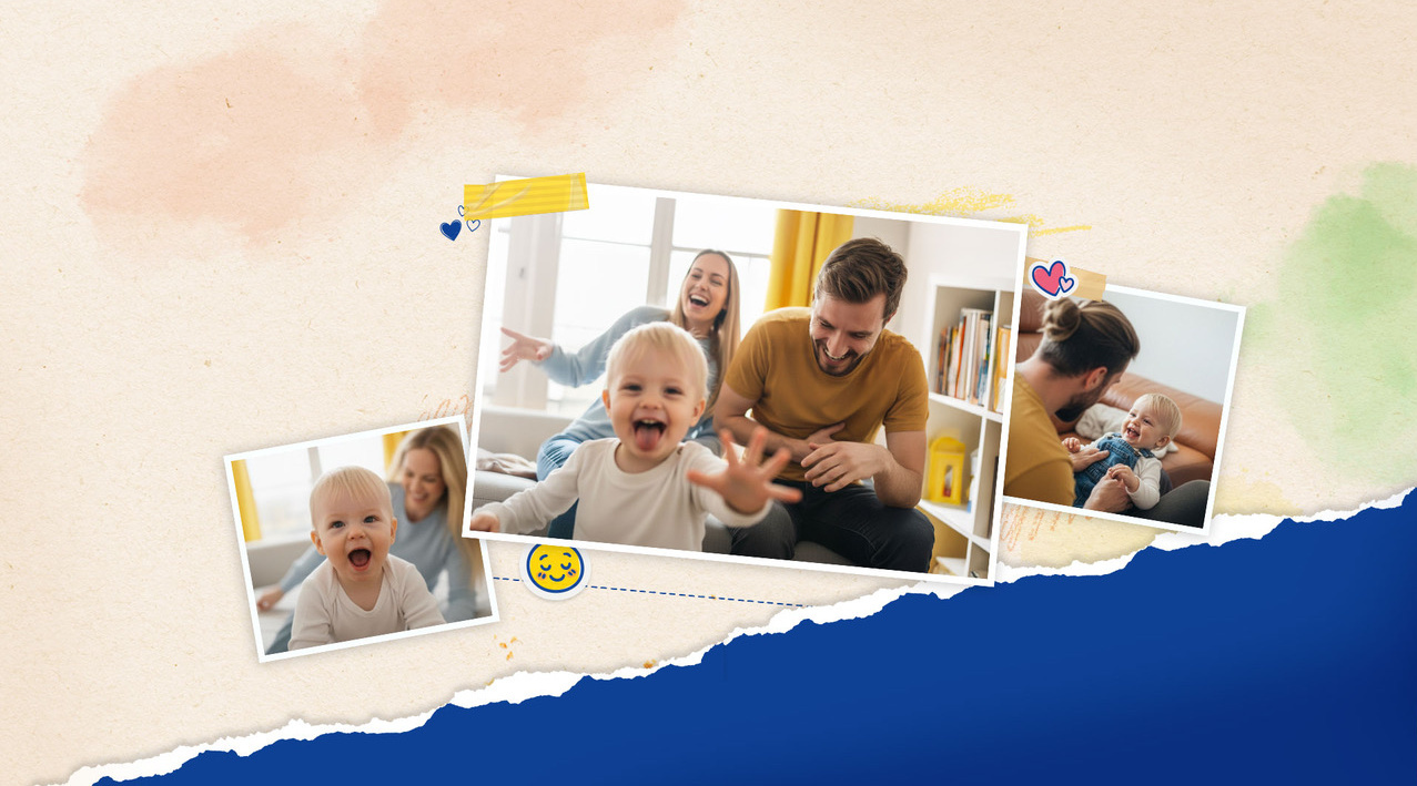 Glückliche Familie mit einem Kleinkind, das im Wohnzimmer spielt und lacht, umgeben von Fotos und fröhlicher Atmosphäre.