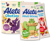 Alt-Tag: Drei verschiedene Alete Lebensmittel für Kinder: Obsties, Müslisticks mit Apfelstücken und ein Knusperriegel mit Banane und Erdbeere, alle in buntem Verpackungsdesign.
