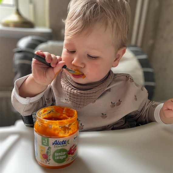 Alete Baby isst Gläschen