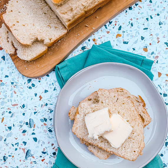 Aufsicht auf eine Brotscheibe mit Butterstückchen