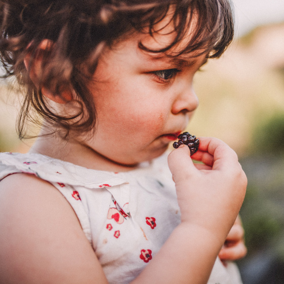 Alete Mädchen isst eine Brombeere