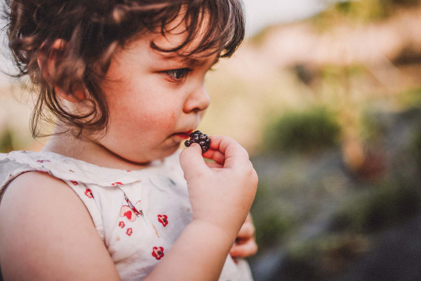 Alete Mädchen isst eine Brombeere