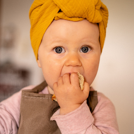 Alete Influencer JennysWelt Kind schaut neugierig